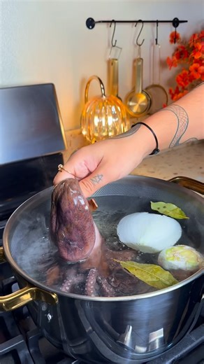 Pulpo 🐙 en Chile Colorado🌶️ #pulpo #octopus #chilecolorado #mariscos #seafood #mexicanfood #comidamexicana #foodie #recipe #recetascaseras #comidacasera #recetasmexicanas #cookwithme #recetas #recetasfáciles #quickrecipe #cook #receta | Jesus Zambrano