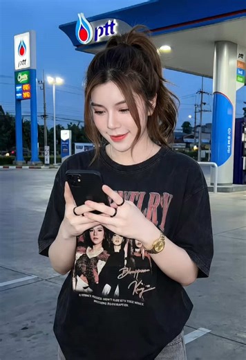 #hypic #hypiccreator ลุค [outfit item] [bottom outfit] street casual OOTD แบบนี้กำลังเป็น street fashion trend บน TikTok และ Reels เพราะให้ฟีล effortless outfit look ที่ simple แต่ยัง stylish มาก แค่ถ่ายภาพแบบ natural lifestyle portrait หรือ night aesthetic lighting ก็ได้ภาพแนว street aesthetic fashion photo ที่ดู natural แต่มี cinematic vibe rất rõ ràng Phong cách [áo / outfit item] kết hợp [quần / skirt / jeans] đang trở thành street casual outfit idea rất được yêu thích vì mang lại cảm giác c