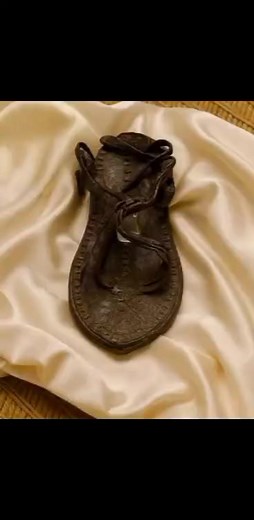 Dévoiler l'histoire : la tunique vieille de 4 500 ans au musée égyptien #HistoireAncienne #MuséeÉgyptien #TrésorsHistoriques #amateursd'Archéologie #postviral2025 #newbridge #fblifestyle | J'aime L'islam