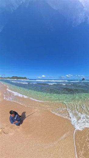 🇲🇾 travel to 🇮🇩 📍 Lombok edition Orang 🇲🇾 mana yang pergi Lombok, tapi sampai ke Sekotong 😅🫣 Boleh aku simpulkan … pantai yang cantik biasanya memang tak ada warung, tak ada tukang parkir 😅😁 Dan aksesnya pun susah, sebab tu tak ramai orang 😂😂 Pantai Meang di Sekotong, Lombok Barat terasa macam private beach sebab memang hampir tak ada orang. Tapi jalannya serem 😂😂 Rupanya ada jalur yang kurang serem dan tak ada di Google Maps. Boleh tengok review aku dekat GMaps untuk jalurnya 👀 