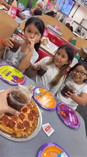 🥰 Good friends, good vibes, and a whole lotta pizza! Happy Friday! 📸 IG geeezy_v | Chuck E. Cheese