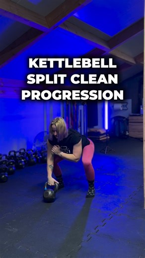 Karolina Bujak | Trening Kettlebell | Instruktor StrongFirst on Instagram: "Split Clean Progression Nogiiiii płoną 🫠 Zanim przejdziesz do kettlebell split clean, opanuj te etapy 👇🏼 BEGINNER Clean + pauza + reverse lunge. Jeśli wykonujesz clean prawą ręką, prawa noga cofa się do zakroku. Ruch jest spokojny i kontrolowany, tak aby mieć czas na napięcie, stabilizację i przyzwyczajenie ciała do tego ruchu . Zwróć uwagę na stabilne ustawienie kolana nogi wykrocznej, a kolano nogi zakrocznej nie ud