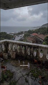 在別人眼裡不值錢的房子，住起來卻剛剛好。 生活有時候，好像不需要更多了。 只是把一間沒人要的老屋整理好， 留下海、留下風， 也留下自己想過的日子。 別人怎麼看，不那麼重要， 坐在這裡的時候， 你會知道，自己選對了。 #老屋改造 #海景陽台 #POV #生活想像 #夢想空間 聲明：此為快速提案的視覺化渲染，非實際完工照片！原始屋況皆使用AI進行隱私處理，內容皆為3D渲染與AI後製，僅用於示意 | Giaplay.design