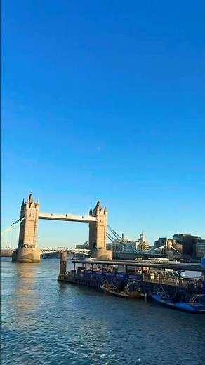 The Iconic London Tower Bridge 🌉 Walk on the Tower Bridge. London in October