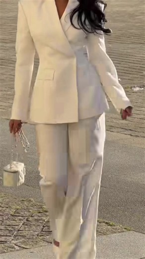 Ensemble tailleur blanc au design élégant et raffiné, avec un magnifique dos nu qui apporte une touche d’originalité. Prix : 25 000 F CFA Tissu : Chanel lourd Possibilité d'avoir d'autres couleurs uniquement sur commande Commande : 221 77 065 85 63 #pourtoi #pppppppppppppppp #ensemble #video_viral #fyp