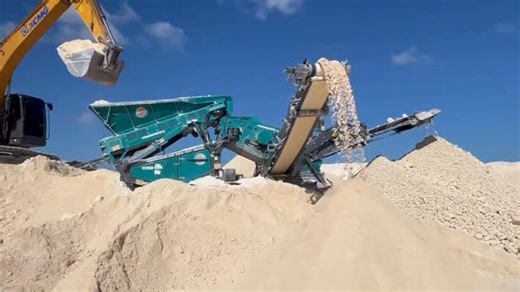 Powerscreen of Florida on Instagram: "Two compact screening plants. One excavator. 400+ TPH combined. 🔹 Powerscreen Titan 600 🔹 EvoQuip Colt 600 Producing: • 0–1/4” sand • 1/4”–3/4” rock • Oversize (+3/4”–15”) feeds an EvoQuip Cobra 230R impactor to make additional 1 1/2” material. ✅ 200+ TPH per unit ✅ Under 30,000 lbs each ✅ Fits in a 40’ container #powerscreen #evoquip #crusher #screener #crushingandscreening"