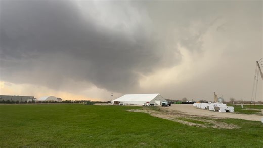 TORNADO WARNING near Swea City as Tornado Sirens are sounding in town! Mothership supercell with a wall cloud! #iawx - 6:05pm | Storm Chaser Stephen Jones