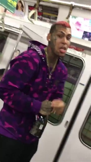 A man is loudly rapping and drinking on a Japanese subway train, which goes against our public etiquette 🙅‍♀️. What do you think about this behavior?