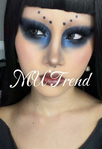 I could yap for hours about eyeshadow palettes #altmakeup #relatable #creativemakeup #makeuprecommendations #trends