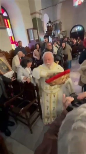 Νάξος: Δάφνες και κρότοι στην Πρώτη Ανάσταση στη Μητρόπολη