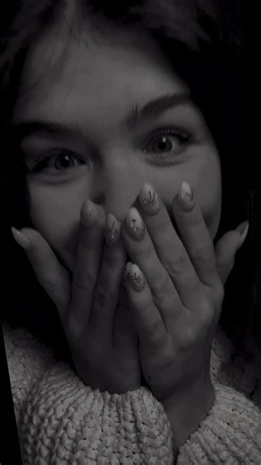 Emi Drazer on Instagram: "Some cities in Europe are now using “smart benches” that generate electricity from sunlight. These benches are equipped with integrated solar panels that store energy throughout the day. While they look like normal street benches, the top surface captures sunlight and converts it into electrical power. Inside the bench, a battery system saves this energy and makes it available for public use. People can charge their phones, connect to free Wi-Fi, and even check real-tim