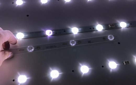 电视维修：这台TCL电视拆背光有点个别，给大家分享一下经验