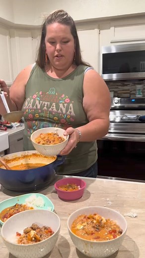 396K views · 3.8K reactions | 10/10 recipe! Add olive oil to pan and add one large onion. 3-4 bell peppers & stir for a few minutes. Add your choice of ground meat. Cook together until meat is no longer red. Season. Add 1 can crushed tomatoes and 1 can diced tomatoes. 1 beef broth. Bring to boil and then add a cup of cheese and (optional) one block of cream cheese. #easyrecipes | Themhoffers | Facebook