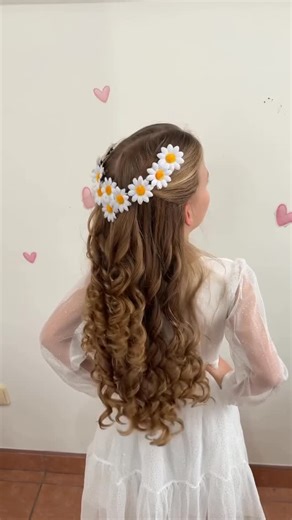 Angie & Me | Hairstyles & Claw Clips 👱🏻‍♀️💎 on Instagram: "School mornings = no time ⏰ Cr: @pryncesa_style♥️🩷 This light, fast, and easy hairstyle is a real lifesaver for busy moms and kids. Cute, neat, and done in minutes ✨ Would this make your mornings easier? #SchoolHairIdeas #EasyHairstyle #QuickSchoolHair #MorningRoutine #HairInspo"