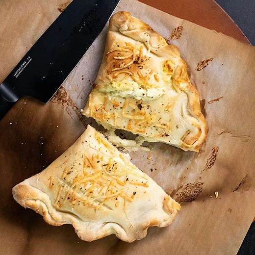 Folded, stuffed, and baked to golden perfection—these authentic Gluten Free Calzones are the Italian comfort food you didn’t know you needed. Packed with your favorite fillings and a crust that browns beautifully, they’re a pizza night game-changer. For full recipe details: https://glutenfreeonashoestring.com/gluten-free-calzones/ Ingredients: All purpose gluten free flour blend Xanthan gum Tapioca starch Instant yeast Granulated sugar Kosher salt Warm water Extra virgin olive oil Ricotta cheese