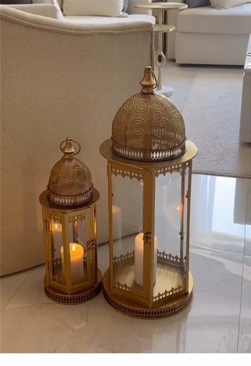 فانوس رمضاني من الألمنيوم صناعة هندية بتصميم أنيق يعكس روح الشهر الكريم. جوانب زجاجية تمنح إضاءة دافئة وجمالية عند وضع الشموع أو الإضاءة، ليكون قطعة ديكور مثالية لطاولات الضيافة والزوايا الرمضانية. متوفر بمقاسين ليناسب مختلف المساحات: 63 cm بسعر 149 SR 44 cm بسعر 85 SR لمسة فخمة تجمع بين الأصالة والجودة العالية وتكمّل أجواء رمضان بذوق راقٍ. #زون_ون #فانوس_رمضاني #ديكور_رمضان #ضيافة_رمضان #ديكور_راقي