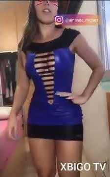 Amanda Miguez dançando em Live - Gostosa com vestido apertado