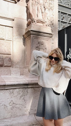 Elsa Billgren on Instagram: "Reklam för @tradera 💛 Det stora garderobsrenset! Äntligen vår på ingång och det betyder vårstäd, rens och försäljning. Jag säljer mängder av kläder ur min garderob, vintage och nytt, på Tradera i min shop! Att sälja på Tradera är ett perfekt sätt att tjäna lite extra pengar och lätt är det dessutom! Det är bara att fota, skanna en qr-kod, posta och så är pengarna på kontot istället för liggande som kläder du inte använder i garderoben. Kika in i min shop (länk i min