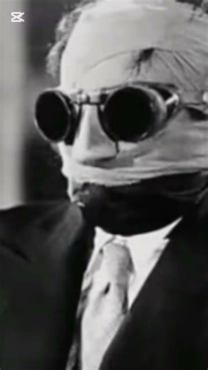 The IMPOSSIBLE invisibility trick in 1933 😱 Claude Rains sweated bullets for The Invisible Man