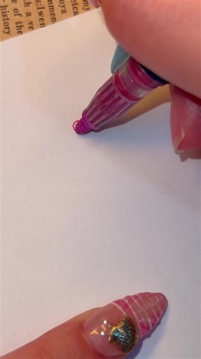 😍Every stroke drops a metallic core instant neon outline—no markers, no Photoshop. Homework headers, lunch-bag notes, even a quick star, flash like a tiny Christmas-light parade before the ink dries. | Assump tioni