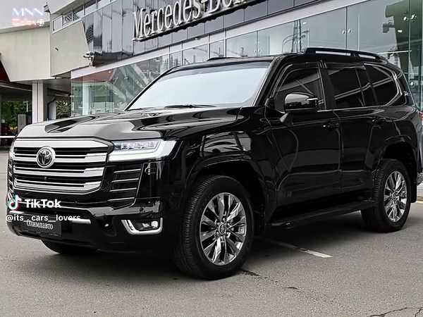 Land Cruiser Cinematic Status Video