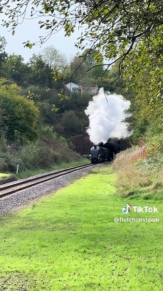 SNG emerging majestically from Sharpthorne Tunnel at the Giants of Steam Gala. The locomotive really did draw a crowd, I have never seen it so busy! #steamlocomotive #steamtrain #livesteam #narrowgauge #modelrailway #modelrailroad
