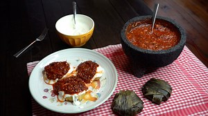 Corundas La corunda es un platillo mexicano, un tipo de tamal, preparado a base de maíz, típico de la zona lacustre y norte de Michoacán.1​ Conocido desde tiempos prehispánicos, también forma parte de la gastronomía de algunos estados vecinos como Guanajuato, Jalisco, Guerrero, Colima, Estado de México y Querétaro.2​ Las más conocidas son de las de manteca, envueltas en hojas del tallo de la planta del maíz fresco, no en las hojas del elote,1​3​ y las de ceniza, envueltas en hojas de carrizo. La