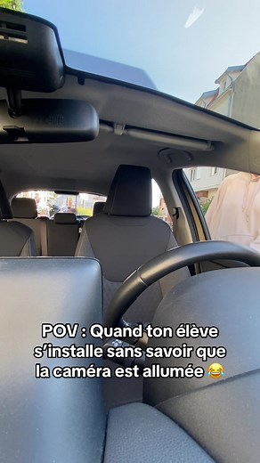 POV : Élève surpris par la caméra en classe de conduite