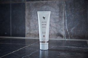Aloe MSM Gel łączy w sobie kojącą moc aloesu i organicznej siarki. Siarka organiczna, czyli MSM, to związek niezbędny Twojemu organizmowi do produkcji kolagenu i tkanki łącznej, stąd jej istotny wpływ na kondycję skóry, stawów i układu ruchu. Całą serię produktową z dr n. med. Małgorzatą Stręk znajdziesz tutaj: https://vimeo.com/showcase/8685957 | Forever Living Products Poland
