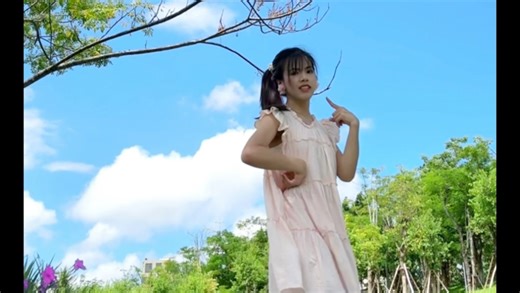 穿粉色娃娃裙跳小甜曲Gee