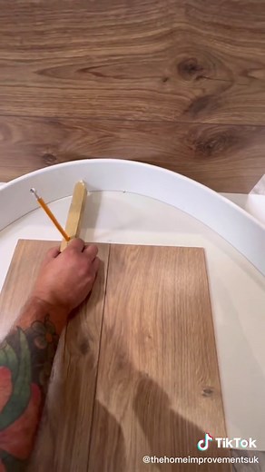 How to Cut Laminate Wood Flooring Around Curved Wall - Expert Tips