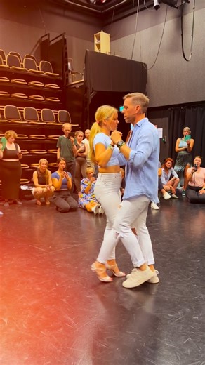 Med stadiga grunder, hållning och balans kommer de mer avancerade tekniska stegen och tricks helt naturligt.🔥 Kizomba har sina rötter i Angola det dansen ska kunna dansa med en vattenkruka på huvudet. Därför har vi en stramare hållning axlarna. Håll stilla och höfter rörelserna bryter inte centrum linjen Att fara och följa handlar om att ge signaler, finna balans och riktning. Föraren bär ett stort ansvar för vad dansen tar vägen, vilket ger följaren möjligheten att vila i flödet och låta kropp