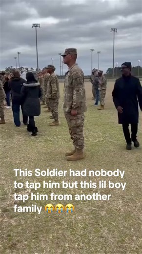 This soldier had nobody to tap him out… until this little man from another family stepped up. ❤️🥺