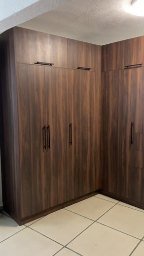 Closet modular en “L” fabricado en MDF melamínico de 15mm interiores en blanco y frentes en color Durango #mueblesmelamina #closetorganization #closetmodulares
