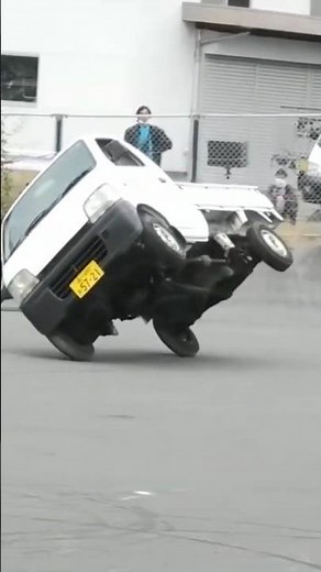 軽トラで片輪走行 神業走行 埼玉自動車大 オートジャンボリー2022 軽トラ 片輪走行 スタントショー AUTO JAMBOREE CAR STUNT SHOW #shorts