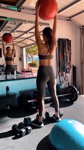 Entrenamiento de Victoria Justice: Yoga y Fitness