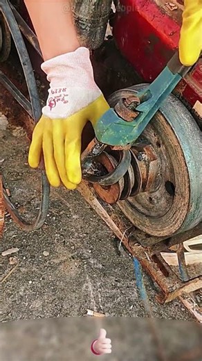 A convenient method of using a pipe wrench to assist in installing the diesel engine belt 🔧🛠️⛽