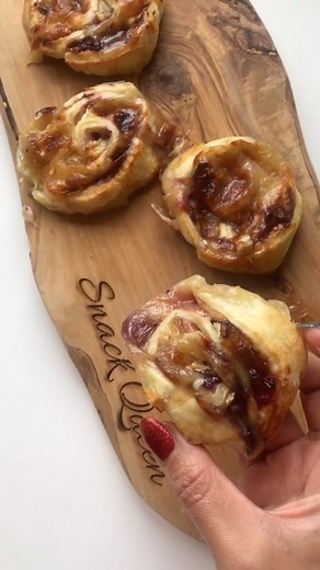 Brie and cranberry pinwheels 🎄 Here’s a really delicious recipe that takes no time to make! So easy the kids can join in! The most delicious combo with the best festive flavours! I’ve done these delicious brie and cranberry pinwheels as a budget canapés made using @asda Extra Special Brie De Meaux! You will need: Puff pastry brie 3 Tbsp Cranberry sauce Milk wash Chop up your brie into small pieces. Roll out your puff pastry and spread over cranberry sauce. Now evenly distribute your brie all ov