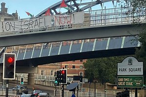 Palestine protestors line line bridge above Park Square roundabout