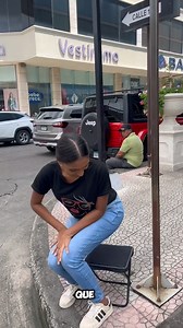 Todomoda zona libre on Instagram: "Silla plegable❗️❗️❗️ Olvídate del dolor de pies esperando en todos lados con esta silla ya no vas a tener que esperar parado al bus taxi y más 朗朗朗 Precio:1x4$ o 3x10$ Envíos a toda Panamá  #sillaplegable #plegable #silla #calle #espera #bus #trucos #esperando #taxi #sillas #dolordepies #rodilla #pies #reels"