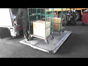 しんちゃんのパワーゲート荷物ストッパーオート開閉装置