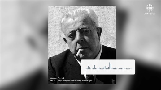 Jacques Prévert a été l’un des plus grands poètes français. On souligne aujourd’hui le 125e anniversaire de sa naissance, le 4 février 1900. En 1966, Jacques Prévert nous présente un extrait de son cinquième recueil de collages et de poèmes, « Fatras ». L’écrivain et scénariste est décédé le 11 avril 1977. Source : Présent 2e édition nationale, 28 janvier 1966 (audio) Journaliste : Pierre Janquard | Les Archives de Radio-Canada