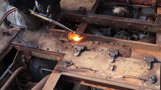 How we pulled the Meteor engine from a Charioteer tank