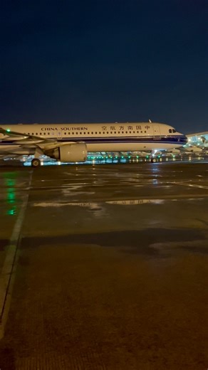 Airbus A321neo registrasi B-32FT milik China Southern Airlines merupakan salah satu armada narrow-body generasi terbaru yang memperkuat jaringan domestik dan regional maskapai ini. Pesawat varian A321-253NX ini ditenagai mesin CFM LEAP-1A yang lebih hemat bahan bakar, lebih senyap, serta memiliki efisiensi emisi lebih baik dibanding generasi sebelumnya. Dengan konfigurasi sekitar 200 kursi (Business & Economy), B-32FT dirancang untuk melayani rute padat berjarak menengah dengan kenyamanan optima