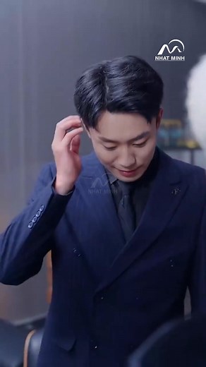 Review Phim Full Bộ: Thấu thị chi ta giúp ta lên tỷ phú Nội dung phim: Anh chàng nghèo không ngờ bị nữ tổng tài lái xe đụng phải, lại vô tình có được đôi mắt thần thấu thị, không chỉ có thể nhìn xuyên vật thể mà còn nhìn thấu giá trị thật của đồ vật. Diễn viên: #phimxuyenkhong #phimtongtai | Chử Hương