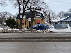 Two hospitalized following crash on Winnipeg street