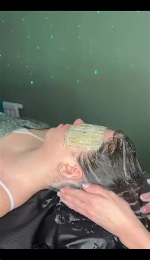 The soapy scalp massage is slow, rhythmic, and deeply calming. Warm water, rich lather, and feather-light sensory touch gently guide the nervous system into rest. Simple. Soothing. Incredibly regulating. #ASMRHeadSpa #NervousSystemCalming #SensoryTouch #SomaticWellness #DeepRest