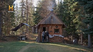 5.7M views · 240K reactions | A cabine deve ser movida cerca de quatro quilômetros, mas as condições estão mudando a cada minuto. #HomensDaMontanha | HISTORY | Facebook