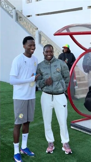 ❤️🥰🇸🇳 Pape Matar Sarr avec les joueurs de l'équipe féminine du Sénégal #football #shorts