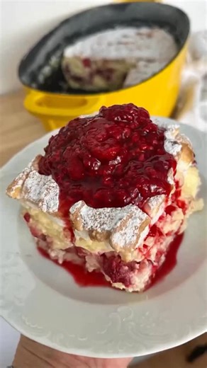 𝑭𝑼𝑹𝑻 𝒗 𝒌𝒖𝒄𝒉𝒚𝒏𝒊 *𝒶𝓁𝑒 𝓇𝒶𝒹𝒶 on Instagram: "Šťavnatý ryžový nákyp s tvarohom a malinami 👌❤️ Plný bielkovín z tvarohu, kyselkavý a svieži z malín a žiadna suchá kocka zo školskej jedálne 😉 --------- 𝐑𝐄𝐂𝐄𝐏𝐓 2 hrnčeky guľatozrnnej ryže 3 hrnčeky vody 1 liter plnotučného mlieka 1/2 čl soli 3 ks vanilkový cukor ————————————————————— 800 g jemného plnotučného tvarohu 8 žĺtok 60 g Zlatý klas (pudingový prášok s vanilkovou príchuťou) 4 bielka 150 g práškového cukru 2 ks vanilkový